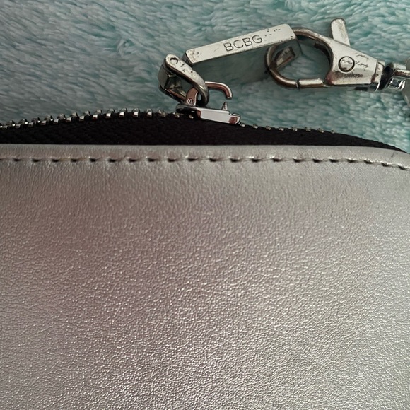 🤍BCBG🤍Wristlet Wallet in Silver. - Picture 4 of 10